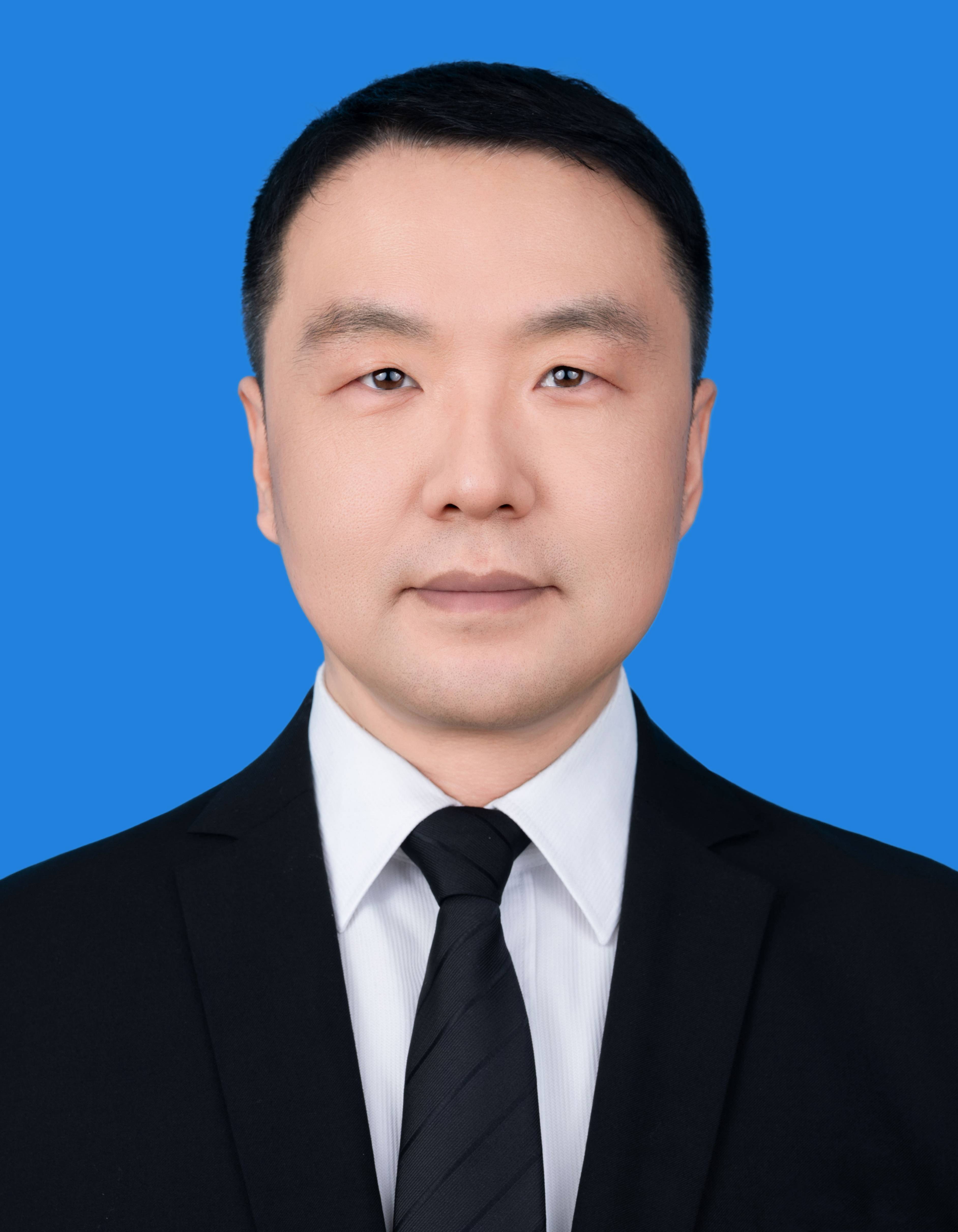王海新，党员，副教授，硕士，毕业于吉林农业大学思想政治教育专业，国家二级职业指导师，吉林省“师德标兵”，长春市教科文卫体工会“ 百名专家库 ”专家，2023年吉林省高校思政课教师年度影响力提名人物，“吉建科·最美教师”。2000年8月来校，现任马克思主义学院副院长，兼任习近平新时代中国特色社会主义思想概论教研室主任。承担“习近平新时代中国特色社会主义思想概论”等课程的教学工作。主持教育部产学合作协同育人项目1项，主持并参与省级教科研项目10余项，完成省级“金课”项目1项，主持和参与校级教科研项目10余项。先后发表北大核心论文1篇，国家级和省级以上论文10余篇。2018、2020年两次荣获吉林省高校思想政治理论课“精彩教案、精彩课件”大赛三等奖，2019年荣获永利112网站“优秀共产党员”称号，2020年荣获校级智慧课堂大赛一等奖，荣获“长春市高技能职工”称号，2023年指导学生获得吉林省第九届“互联网+”大学生创新创业大赛金奖。