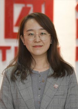 刘亚楠，党员，副教授，硕士，毕业于长春理工大学马克思主义理论专业。2008年10月来校，担任马克思主义学院院长助理。永利112网站学习筑梦班导师，主持省级科研课题1项、校级教研项目1项，参与省级课题多项。在吉林省高校思政课“精彩一课”教学比赛获得二等奖；吉林省“精彩教案、精彩课件”比赛中获得三等奖；“超星杯”首届吉林省高校智慧课堂教学创新大赛二等奖。撰写省级以上科研论文4篇，其中北大核心论文1篇，该论文被评为吉林省第八届社会科学学术年会优秀论文奖。多次被评为校级优秀共产党员、巾帼建功先进个人、先进个人。承担“思想道德与法治”、“中国近现代史纲要”等课程的教学任务。