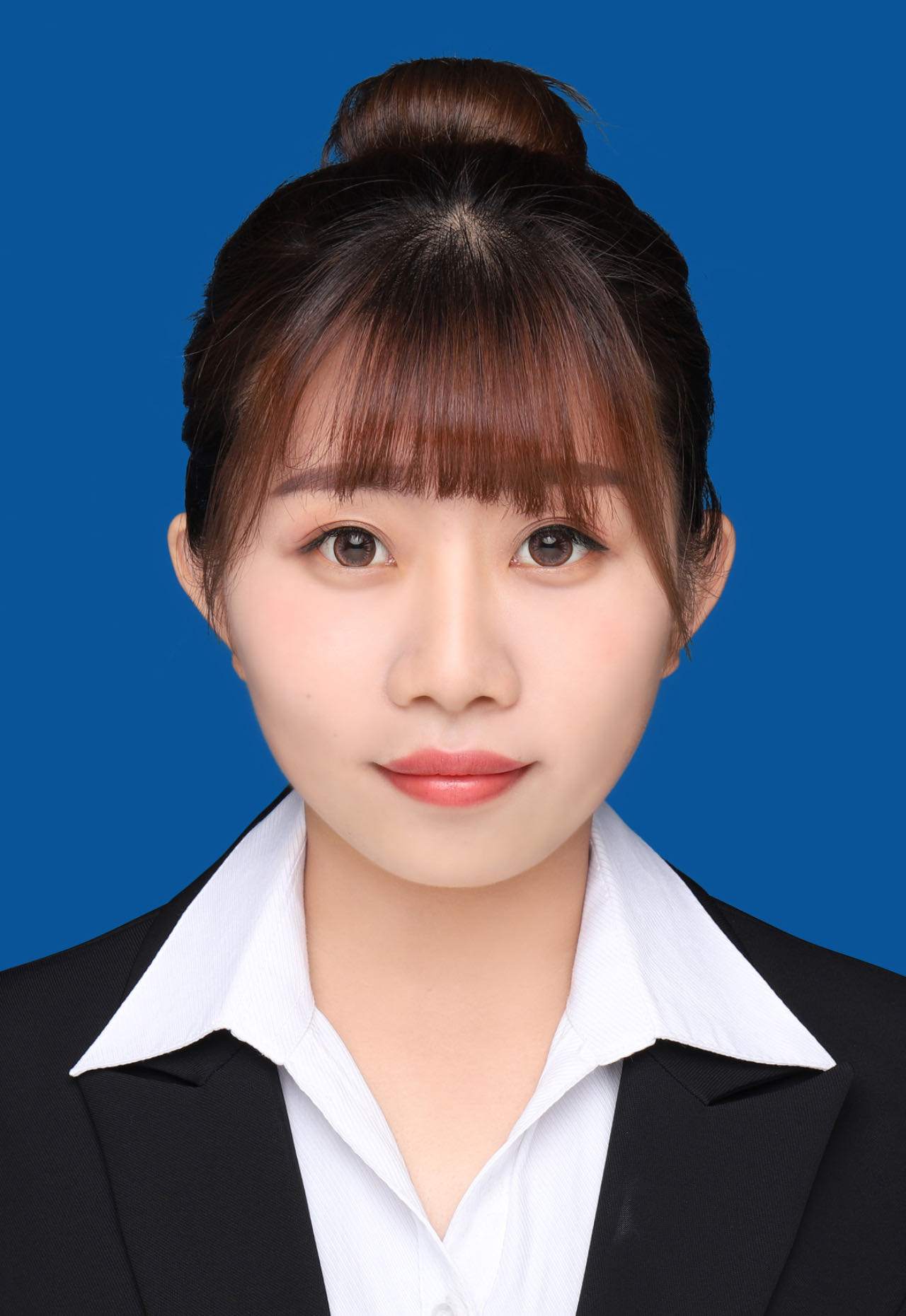 刘琳，党员，讲师，硕士研究生，毕业于长春理工大学马克思主义学院，2015年9月来校，承担“思想道德与法治”课程的教学任务。