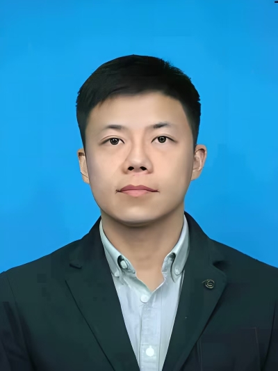 罗德龙，硕士，毕业于长春工业大学社会工作专业。2023年5月来校，承担“习近平新时代中国特色社会主义思想概论”“形势与政策”等课程的教学任务。