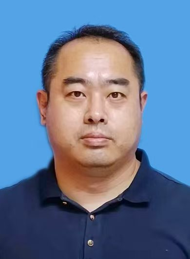 荣琦，中共党员，硕士，助理研究员，毕业于吉林财经大学思想政治教育专业，2019年4月来校，承担“习近平新时代中国特色社会主义思想概论”“形势与政策”“学习筑梦”等课程教学任务。曾主持1项校级科研课题，参与多项省级课题，发表过省级和国家级论文7篇，2021年荣获学校“优秀党务工作者”称号。